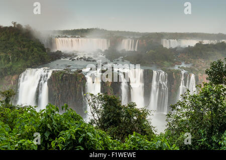 Iguacu (Iguazu) chutes d'eau sur une frontière de l'Argentine et la Brésil Banque D'Images