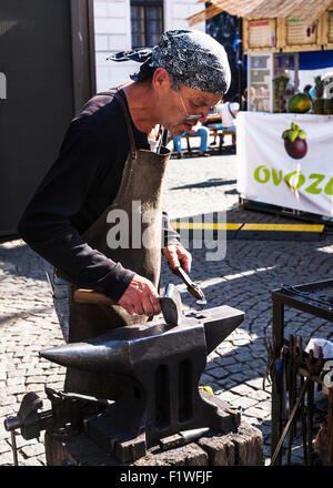 La structuration d'forgeron metal souvenirs pour le marché du tourisme, Prague, République tchèque. Banque D'Images