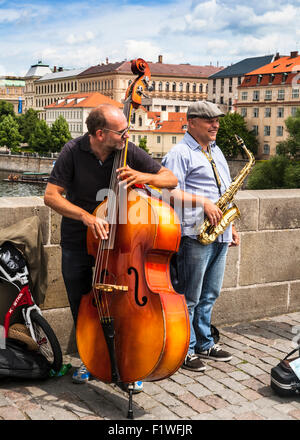 Les musiciens de jazz de la rue sur le Pont Charles, Prague, République tchèque. Banque D'Images