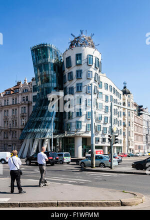 La maison qui danse conçu par Frank Gehry, Prague, République tchèque. Banque D'Images