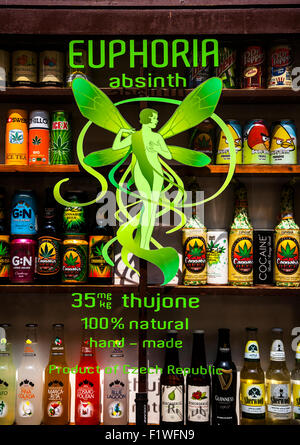 Absinthe euphorie signe sur un liquor store fenêtre avec d'autres boissons alcoolisées aromatisées de cannabis dans l'arrière-plan, Prague, République Tchèque Banque D'Images