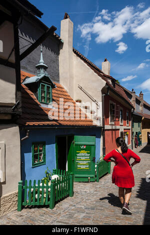 Ruelle d'or à l'intérieur des murs du château de Prague, République tchèque. Banque D'Images