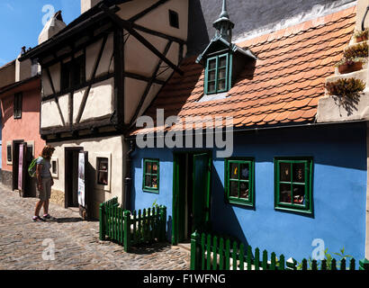 Ruelle d'or à l'intérieur des murs du château de Prague, République tchèque. Banque D'Images