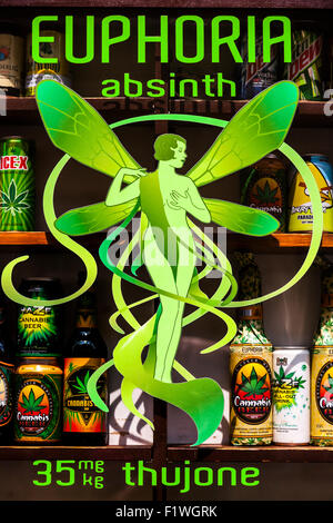 Absinthe euphorie signe sur un liquor store fenêtre avec d'autres boissons alcoolisées aromatisées de cannabis dans l'arrière-plan, Prague, République Tchèque Banque D'Images