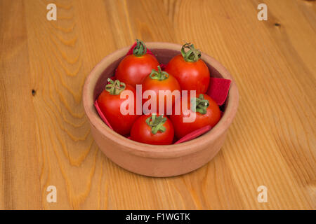 Tomates cerise, fond de bois, dans un pot Banque D'Images