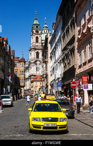 Taxi jaune dans le Petit Côté, Mala Strana, Prague République Cezch. Banque D'Images