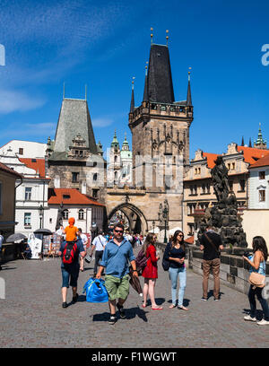 Le Pont Charles et la tour Mala Strana entrée de la moindre trimestre, Prague, République Tchèque Banque D'Images