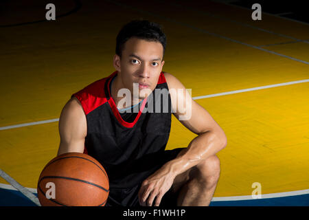 Les jeunes d'Asie de basket-ball sur un terrain de basket-ball Banque D'Images