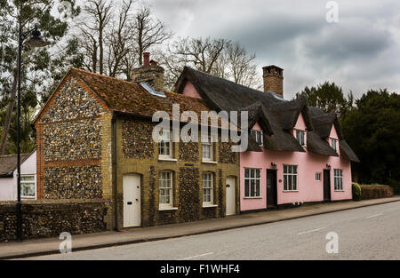 Lavenham, un village et une paroisse civile dans le Suffolk, en Angleterre, a noté pour sa 15e siècle, l'église médiévale à colombages cottages. Banque D'Images