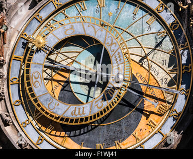 Détail de la face de l'horloge astronomique de la vieille ville l'Hôtel de Ville, Prague, République tchèque. Banque D'Images