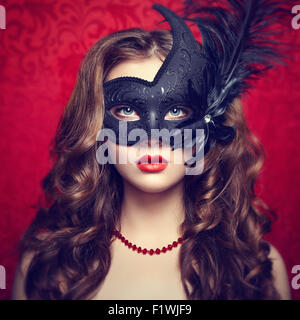 Belle jeune femme en noir mystérieux Masque de Venise. Photo de Mode Banque D'Images