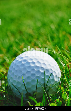 Close-up of golf ball se reposant dans l'herbe et de l'espace pour copier Banque D'Images