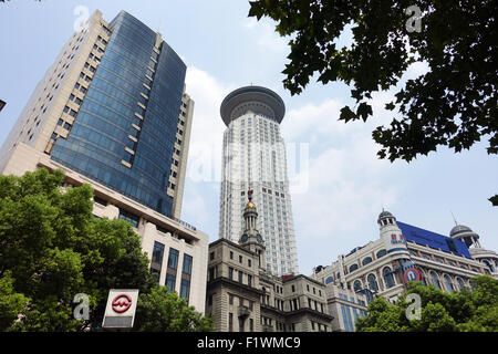 Shanghai, Chine. 01 Sep, 2015. La Place du Peuple avec l'Hôtel Radisson New World (M) avec espace publicitaire qui est utilisé pour une annonce avec George Clooney pour Omega à Shanghai, Chine, 01 septembre 2015. Photo : Jens Kalaene/dpa/Alamy Live News Banque D'Images