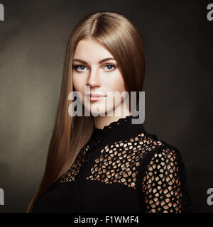 Fashion portrait de femme élégante avec de magnifiques cheveux. Fille blonde. Parfaire le Banque D'Images