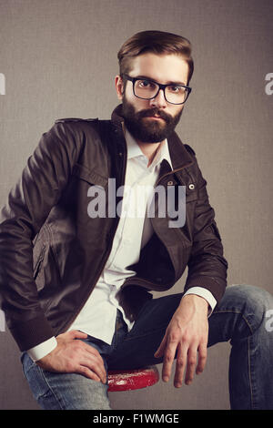 Portrait de bel homme avec barbe. Photo de Mode Banque D'Images