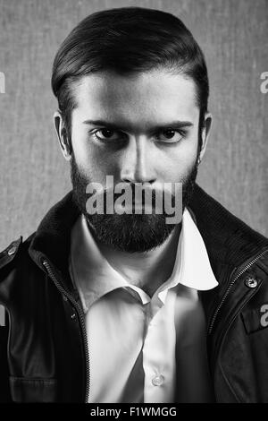 Portrait de bel homme avec barbe. Photo de Mode Banque D'Images