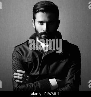 Portrait de bel homme avec barbe. Photo de Mode. Photo en noir et blanc Banque D'Images