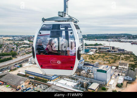 Téléphérique Emirates Air Line sur la Tamise à partir de North Greenwich à Royal Victoria Dock, London, England, UK Banque D'Images