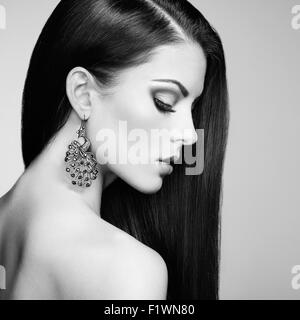 Portrait of beautiful brunette woman avec d'oreille. Maquillage parfait. Photo de Mode. Le noir et blanc Banque D'Images