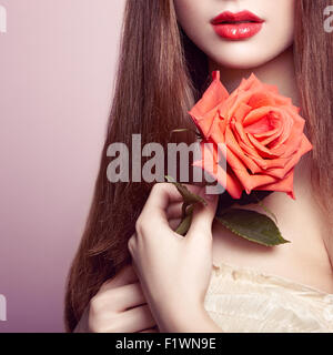 Portrait de belle femme brune avec des fleurs. Maquillage parfait. Fille brune. Photo de Mode Banque D'Images