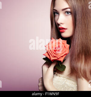 Portrait de belle femme brune avec des fleurs. Maquillage parfait. Fille brune. Photo de Mode Banque D'Images