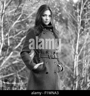 Portrait de jeune femme belle en automne manteau. Photo de Mode. Le noir et blanc Banque D'Images