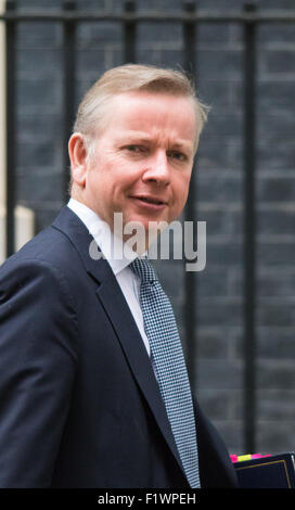 Downing Street, Londres, 8 septembre 2015. Whip en chef Michael Gove quitte 10 Downing Street après la première réunion du cabinet après les vacances d'été, avant un débat à la Chambre des communes sur la crise des réfugiés. Crédit : Paul Davey/Alamy Live News Banque D'Images