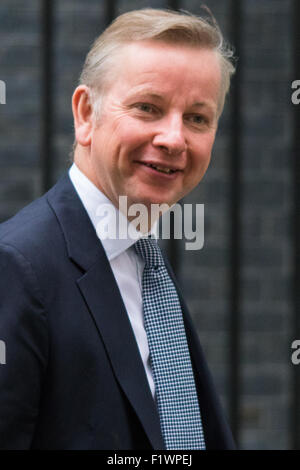 Downing Street, Londres, 8 septembre 2015. Whip en chef Michael Gove quitte 10 Downing Street après la première réunion du cabinet après les vacances d'été, avant un débat à la Chambre des communes sur la crise des réfugiés. Crédit : Paul Davey/Alamy Live News Banque D'Images