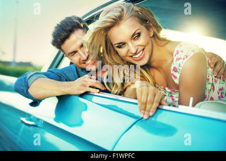 Jeune couple de rire pendant la lune de miel passionnante Banque D'Images