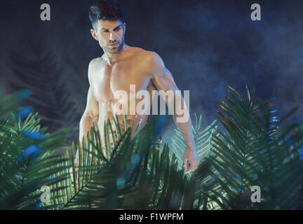 Grand et musclé guy dans la forêt tropicale Banque D'Images