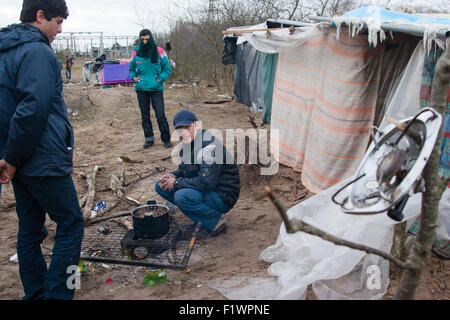 Les immigrants illégaux en provenance d'Afghanistan, la Syrie vivant dans des tentes dans la zone connue sous le nom de "la jungle" à Calais , France Banque D'Images