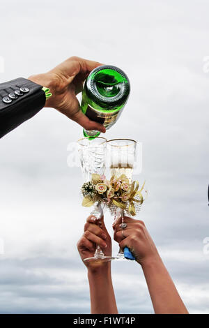 Verres de mariage avec champagne. Banque D'Images