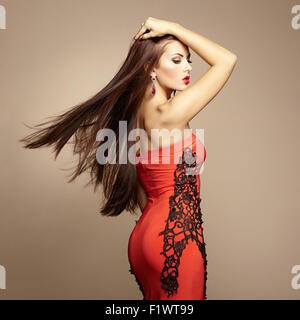 Photo de Mode de jeune femme en robe rouge magnifique. Studio photo Banque D'Images