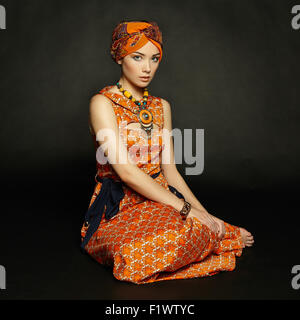 Portrait jeune belle femme au collier. Photo de Mode Banque D'Images