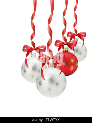 Boules de Noël avec arc rouge isolé sur fond blanc. Banque D'Images