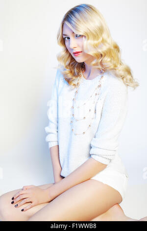 Photo de Mode de jeune femme magnifique. Jeune fille. Studio photo. Femme blonde. Maquillage parfait Banque D'Images