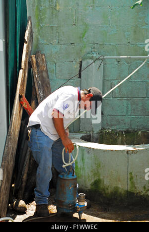 Guatemala, Retalhuleu, processus de nettoyage de l'école bien Julio Calderon (50 ans) Banque D'Images