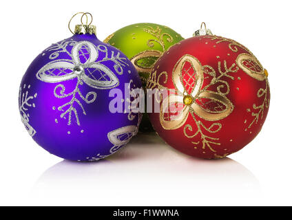Boules de Noël avec ornement doré isolé sur le fond blanc. Banque D'Images