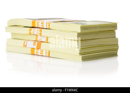 Des piles de dollars US bundle isolé sur le fond blanc. Banque D'Images