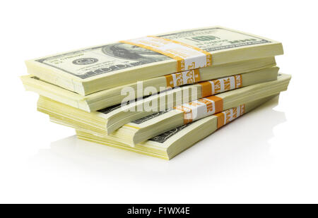 Des piles de dollars US bundle isolé sur le fond blanc. Banque D'Images