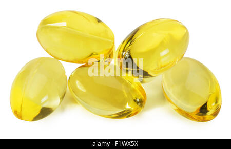 Des capsules d'huile de poisson isolé sur fond blanc. Banque D'Images