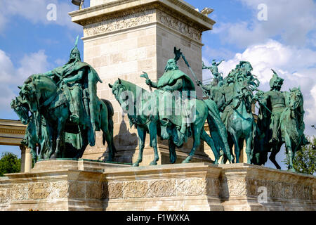Monument du millénaire, de la Place des Héros, Budapest, Hongrie l'Europe. Des statues de sept chefs Magyar monté autour de la base de la colonne Banque D'Images