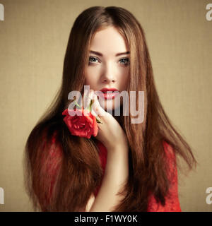 Portrait de belle femme brune avec des fleurs. Photo de Mode Banque D'Images