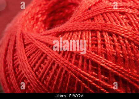 Close up de pelote de fil rouge. Banque D'Images