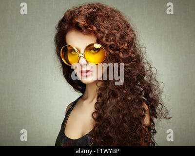 Portrait de belle femme lunettes sur fond blanc. Photo de Mode Banque D'Images