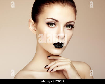 Belle femme avec un miroir parfait. Portrait de beauté. Photo de Mode Banque D'Images