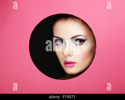 Portrait beauté conceptuelle de la belle jeune femme. Ombres à paupières cosmétique. Photo de Mode Banque D'Images