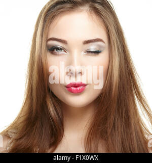 Femme beauté visage. Jeune fille souriante. Isolé sur fond blanc. Photo de Mode Banque D'Images