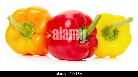 Orange, poivrons rouge et jaune isolé sur fond blanc. Banque D'Images