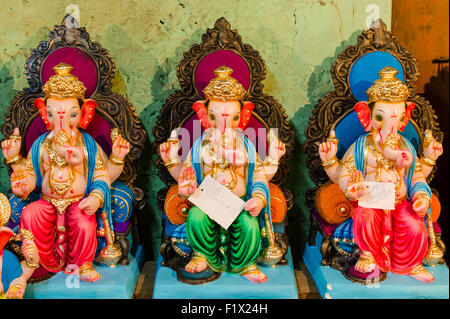 Seigneur Ganesha idoles détenus pour la vente avec ceux vendus marqués avec le nom de l'acheteur avant de Ganesh Chaturthi célébration du festival à Goa. Banque D'Images